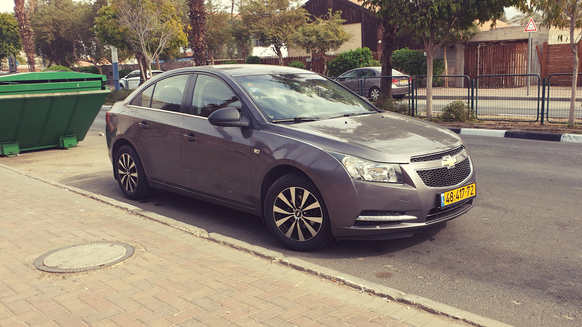 Chevrolet Cruze G Gunsmoke Gray Metallic Drive