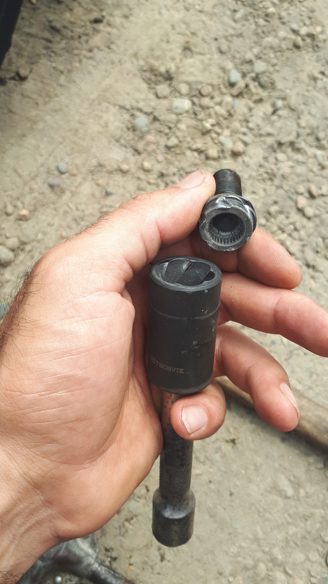 Сломался секретный ключ, болтов колеса BMW F10 — BMW 5 series (F10), 2 ...