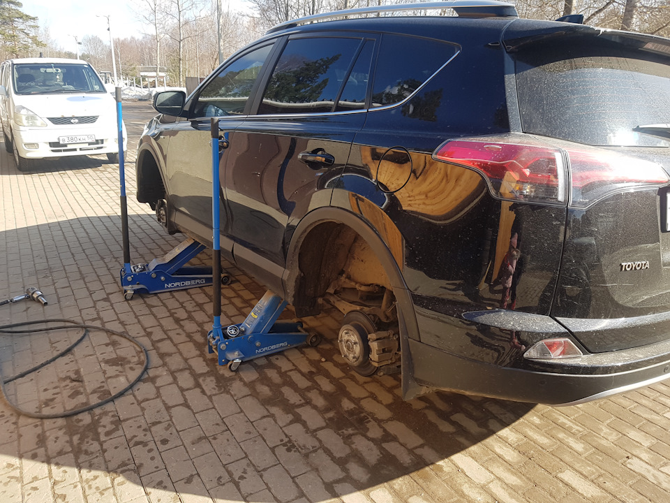 Фото в бортжурнале Toyota RAV4 (IV)