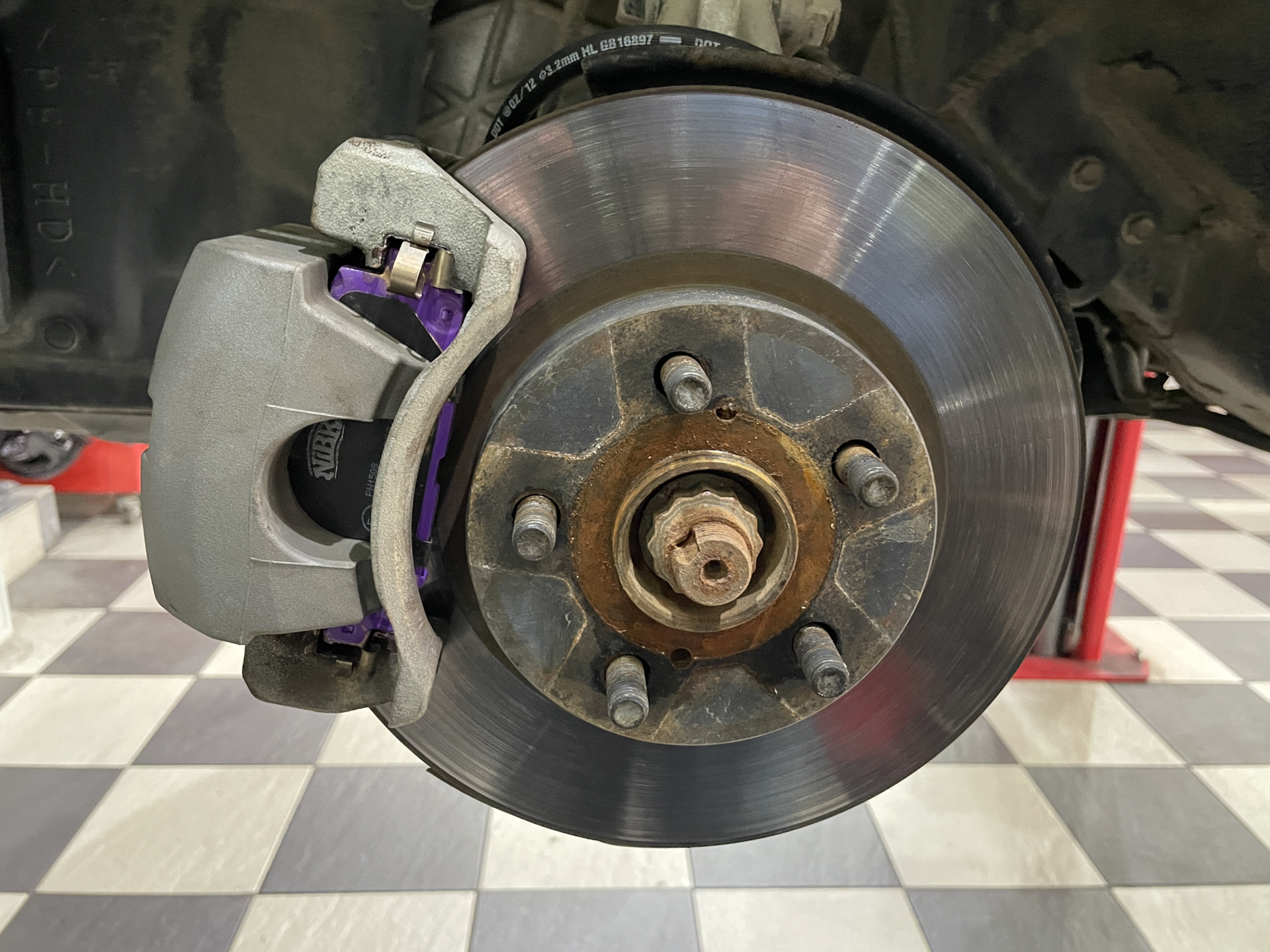 Замена передних тормозных колодок NIBK PN1508 — Toyota Prius (30), 1,8 ...