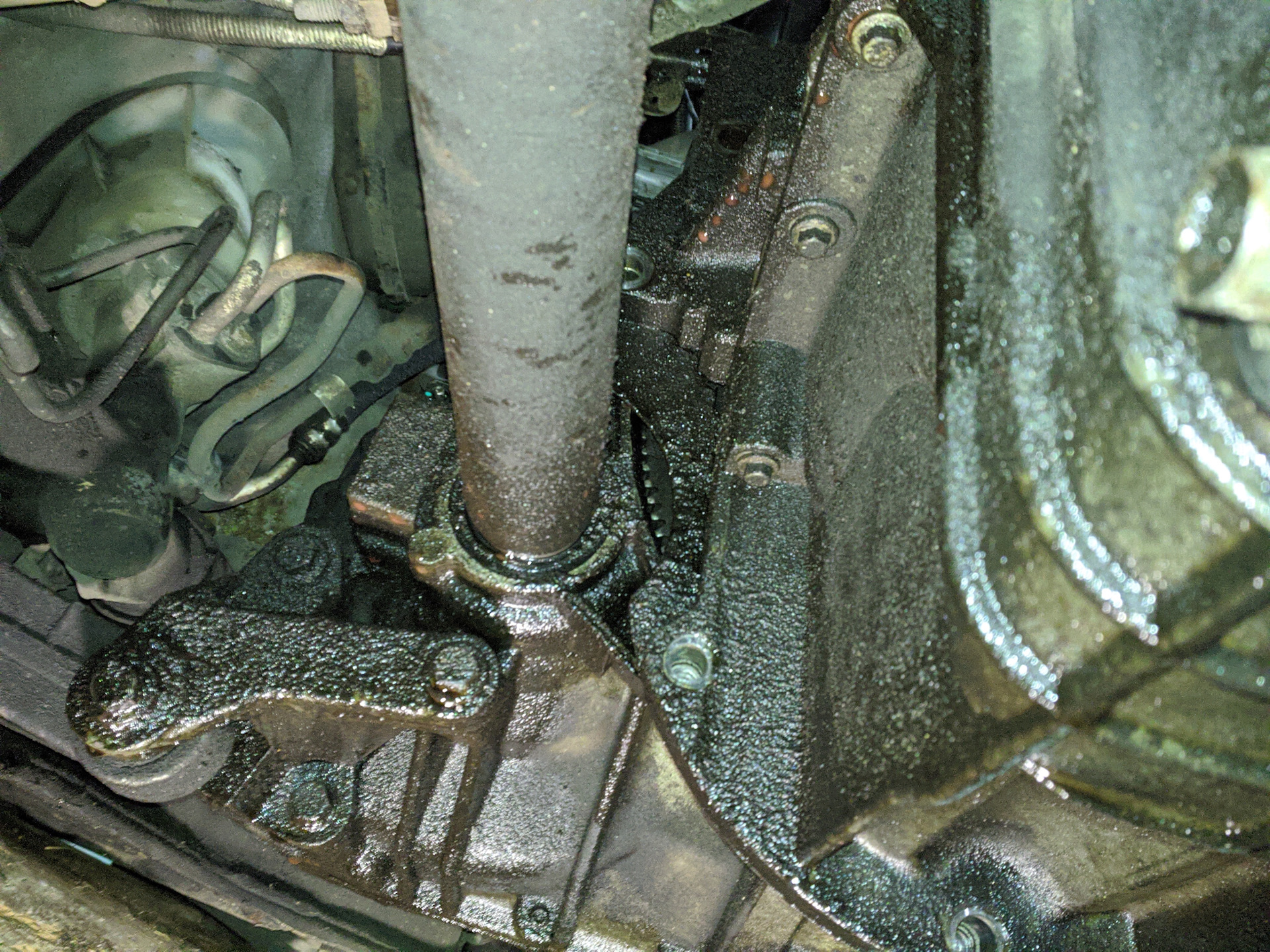 как снять масляный форд. 8. гдетнаходитьсят масленный фильтр форд фокус2. откручиваем масляный фильтр форд фокус 2 1. как снять масляный форд.