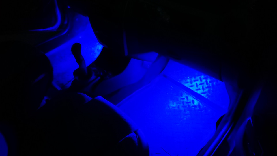 Подсветка ног — Renault Logan (1G), 1,6 л, 2012 года | стайлинг | DRIVE2