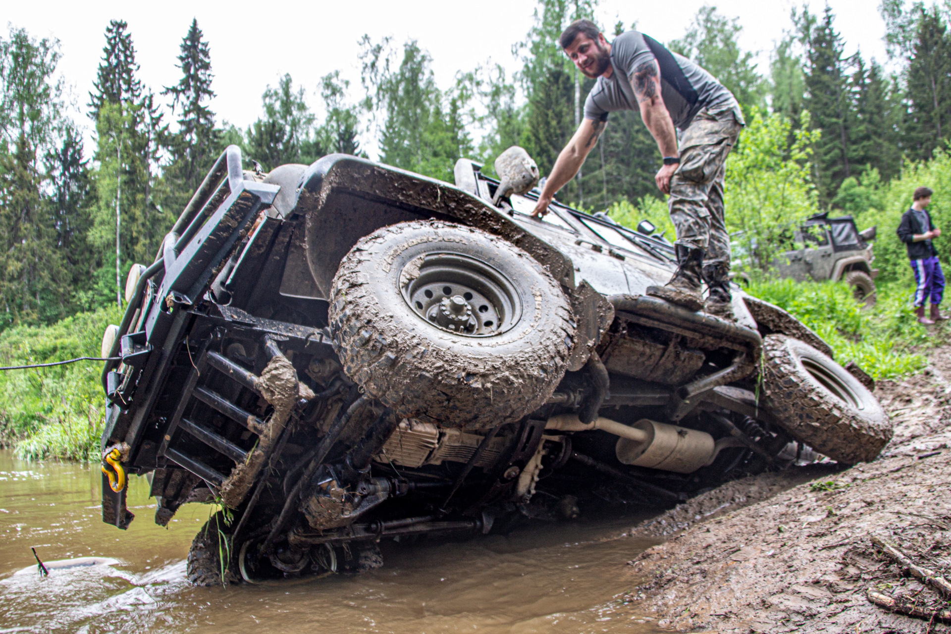 Джип Hummer бездорожье