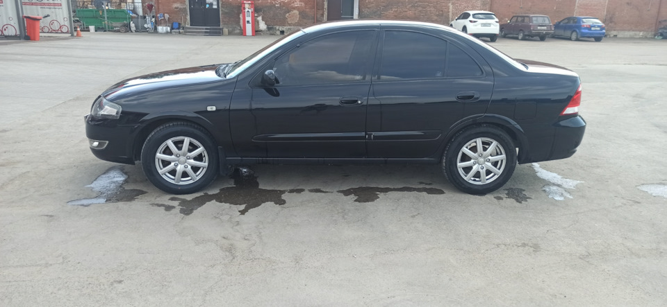 Новая резина на светлых дисках — Nissan Almera Classic (B10)