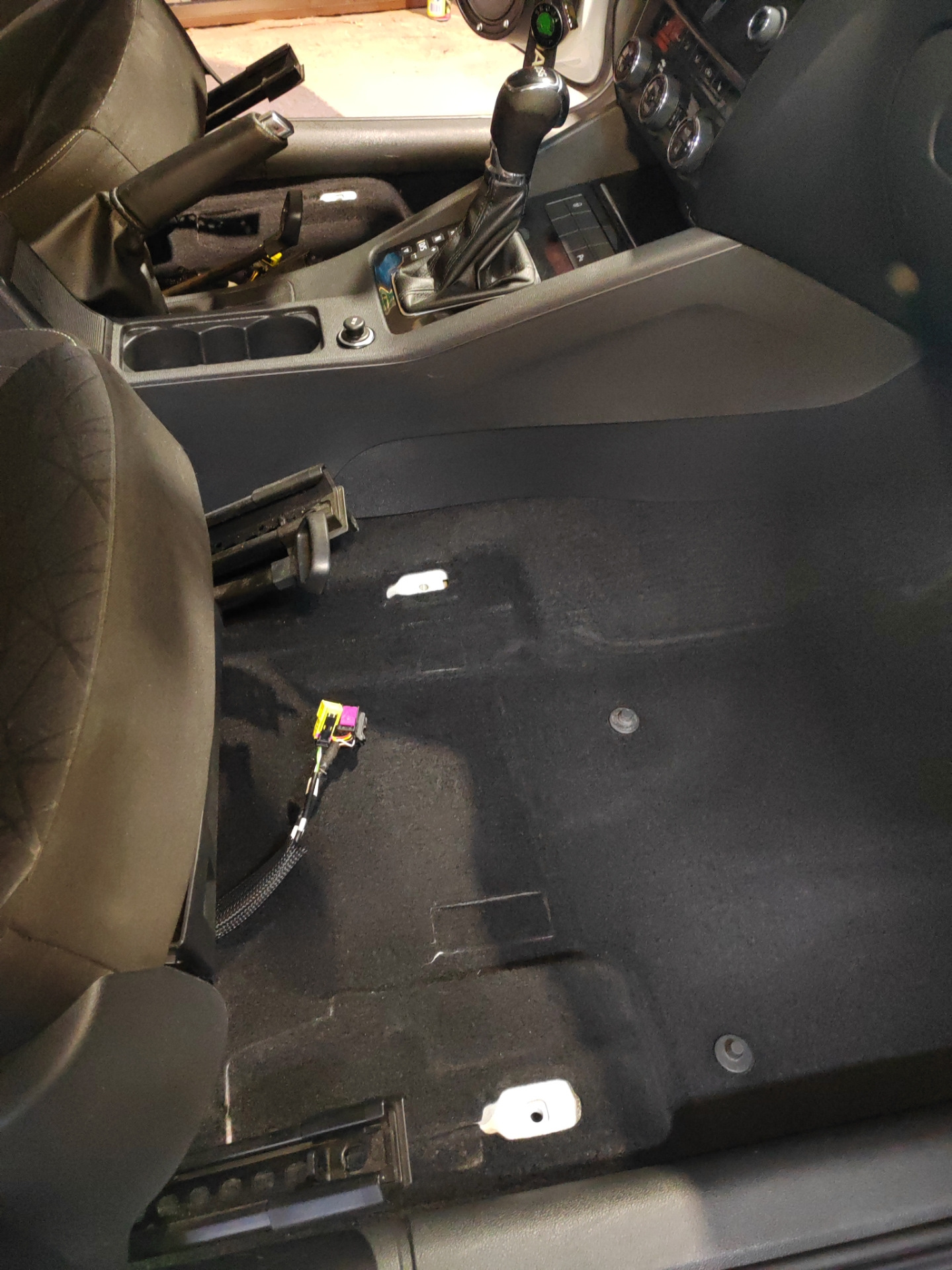 Снятие передних сидений — Skoda Octavia A7 Mk3, 1,4 л, 2018 года ...