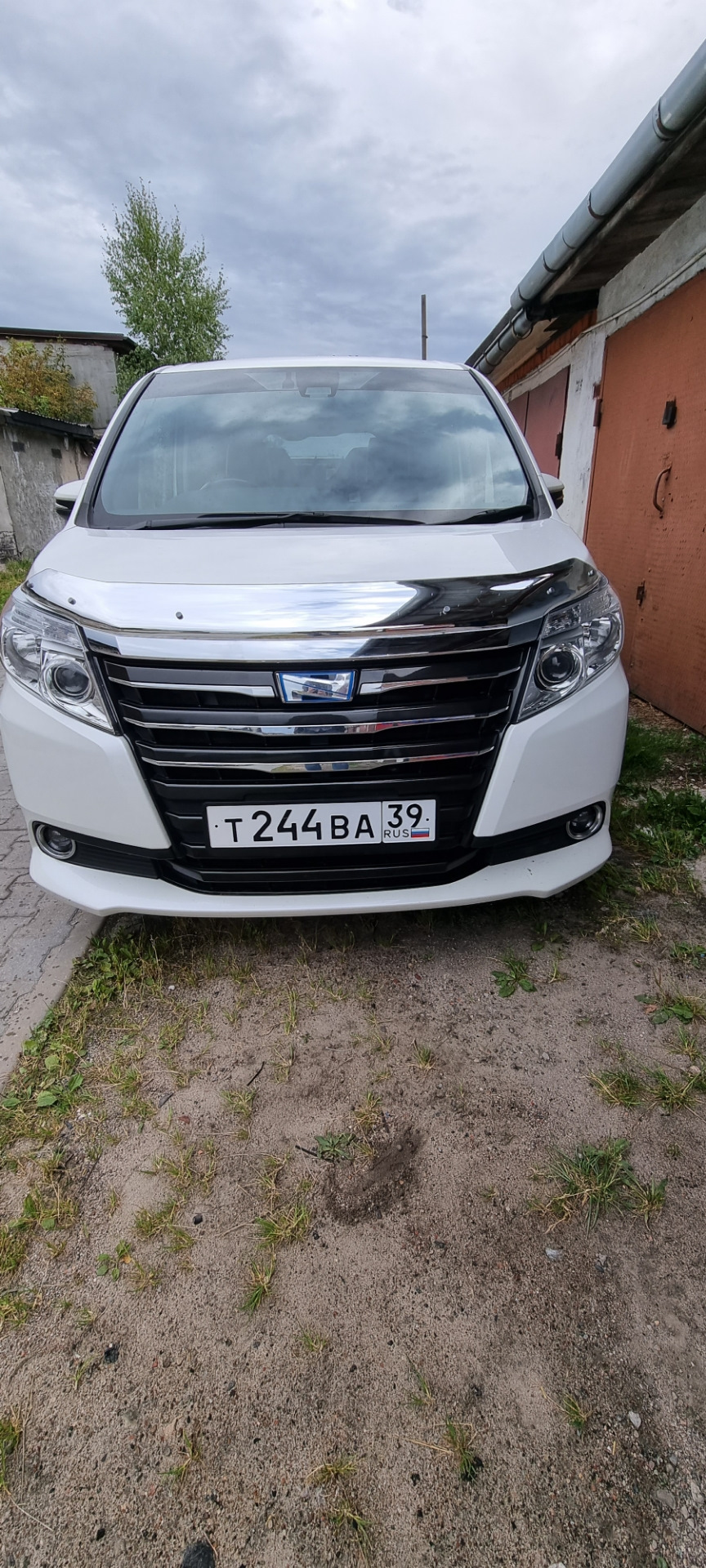 Дефлектор капота — Toyota Noah (3G), 1,8 л, 2017 года | аксессуары | DRIVE2