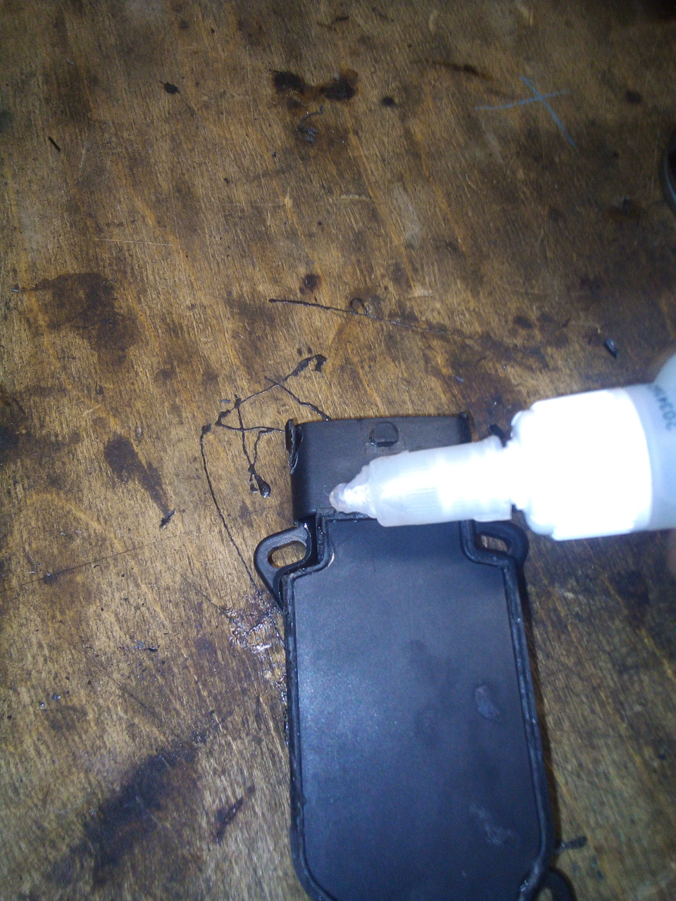 Прихватил по углам клеем, а корпус мотанул изалентой, черной, в цвет, чтоб пыль не попадала в щели. — SsangYong Actyon Sports (1G)