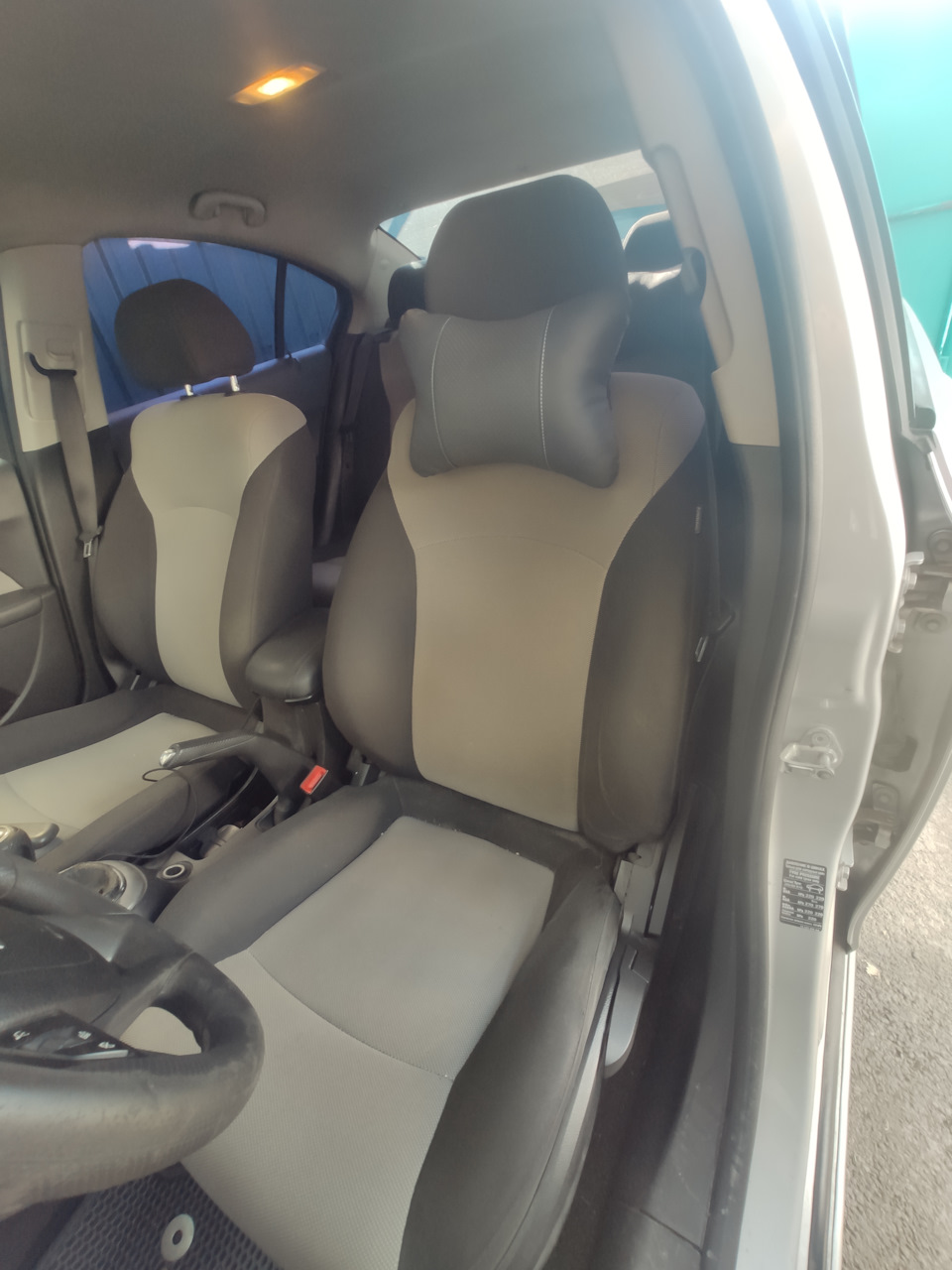 Вот как то так. Вторая на заднем диване. — Chevrolet Cruze (1G)