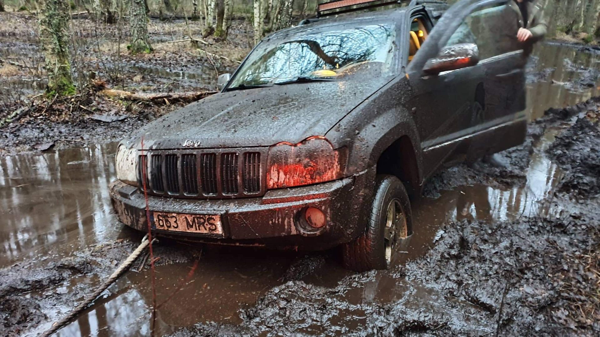 Автомат в грязи. Джип Гранд Чероки 2012 в грязи. Машины Jeep Grand Cherokee по грязи. Jeep Grand Cherokee в грязи. Джип Гранд Чероки в грязи.