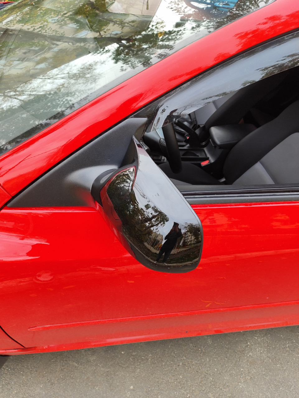 Накладки в стиле Batman водительского бокового зеркала (вид сверху) — Mazda 3 (1G) BK