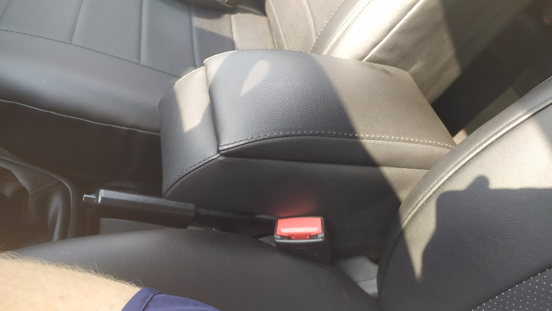 Подлокотник — Lada Гранта лифтбек, 1,6 л, 2017 года | аксессуары | DRIVE2