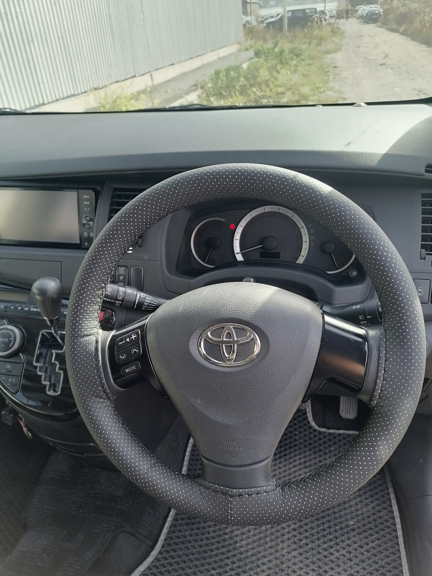 Оплётка на руль toyota auris 1 красная. Руль тойота королла е150. Размер оплетки на руль тойота. Руль тойота функарго. Чехол на руль тойота королла 120.