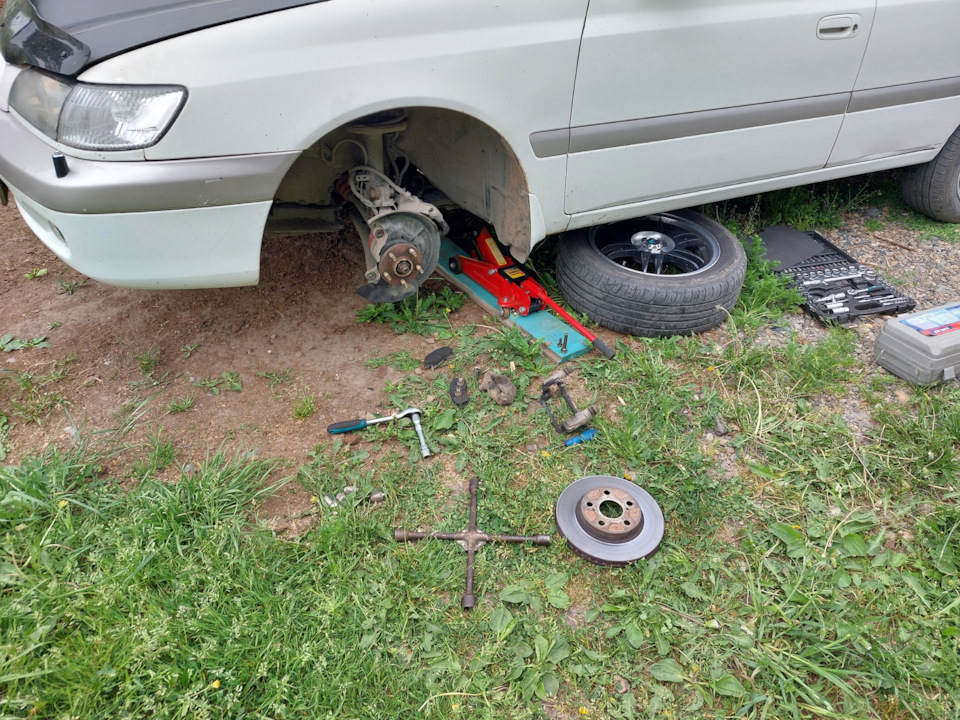 Замена колодок и дисков — Toyota Corona Premio (T210), 1,8 л, 2000 года ...