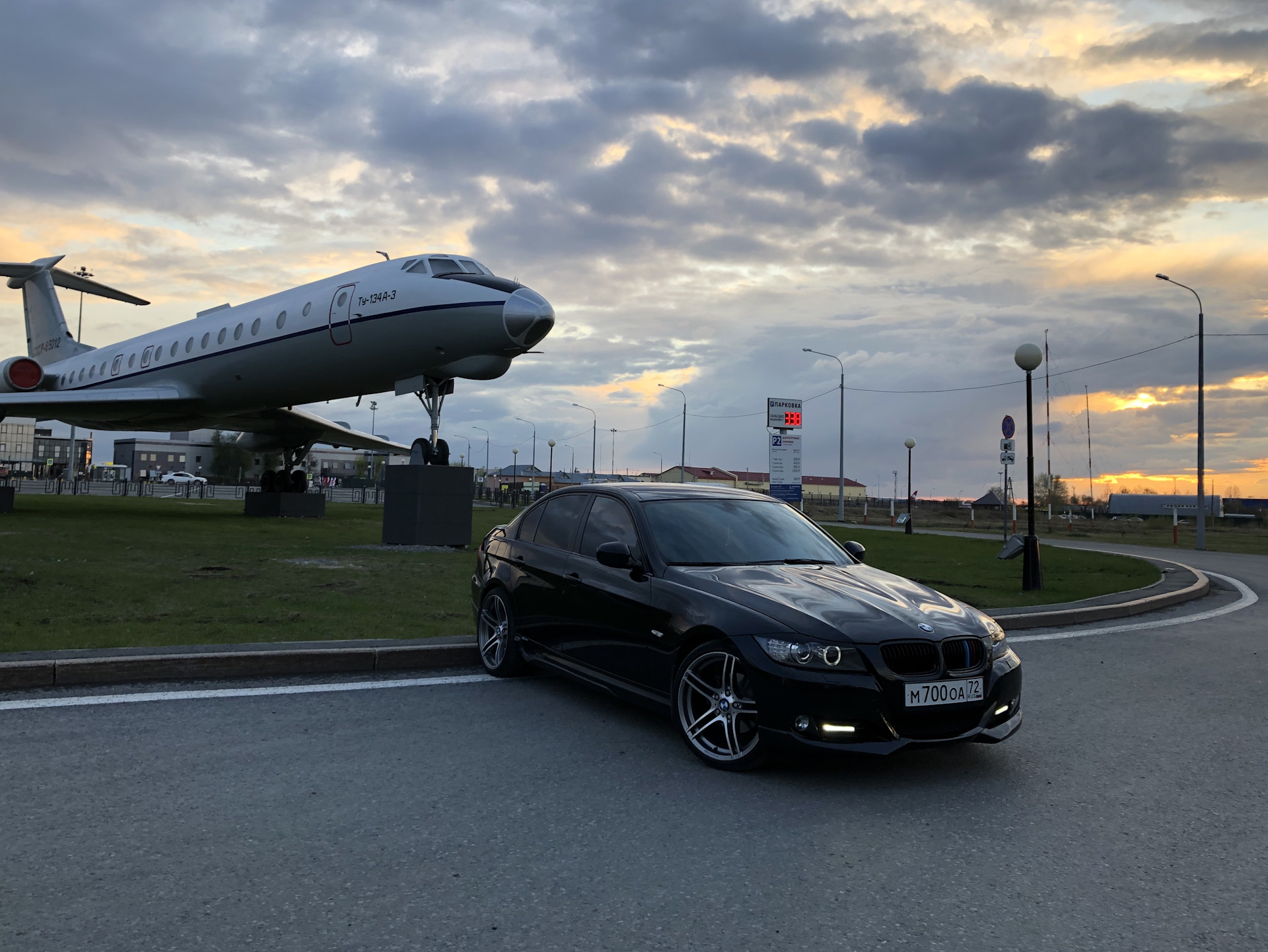 Самолёт бмв 1941. Bmw и истребитель. Машина на фоне самолета. Самолет бмв фото. Самолет бмв.