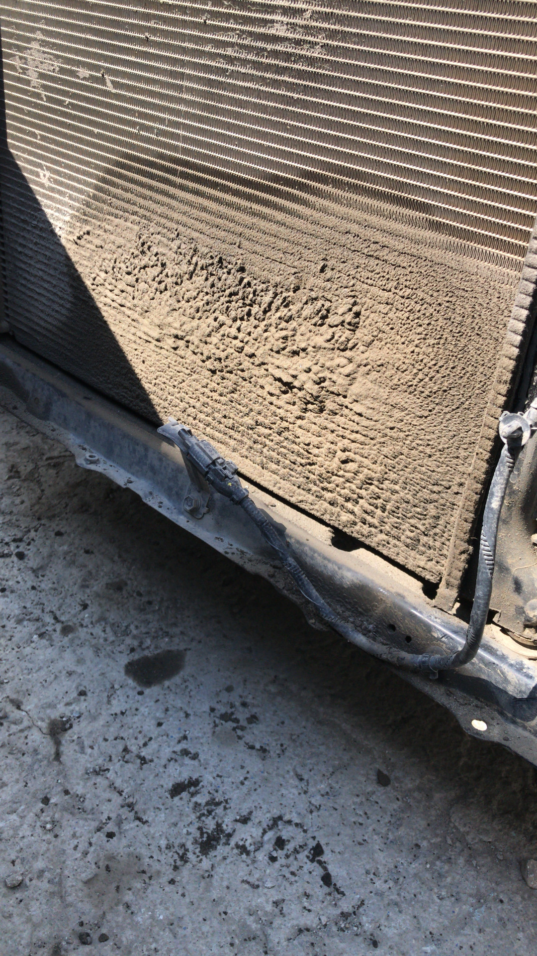 Как помыть радиатор кондиционера солярис. Чистка радиатора солярис. Чистка радиатора солярис. Промывка радиатора хендай солярис. Чистка между радиатором и конденсором w140.