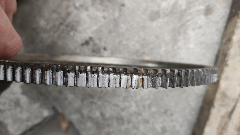 Сказ о том, как съело зубья маховика и как при этом поменять пол-машины ...