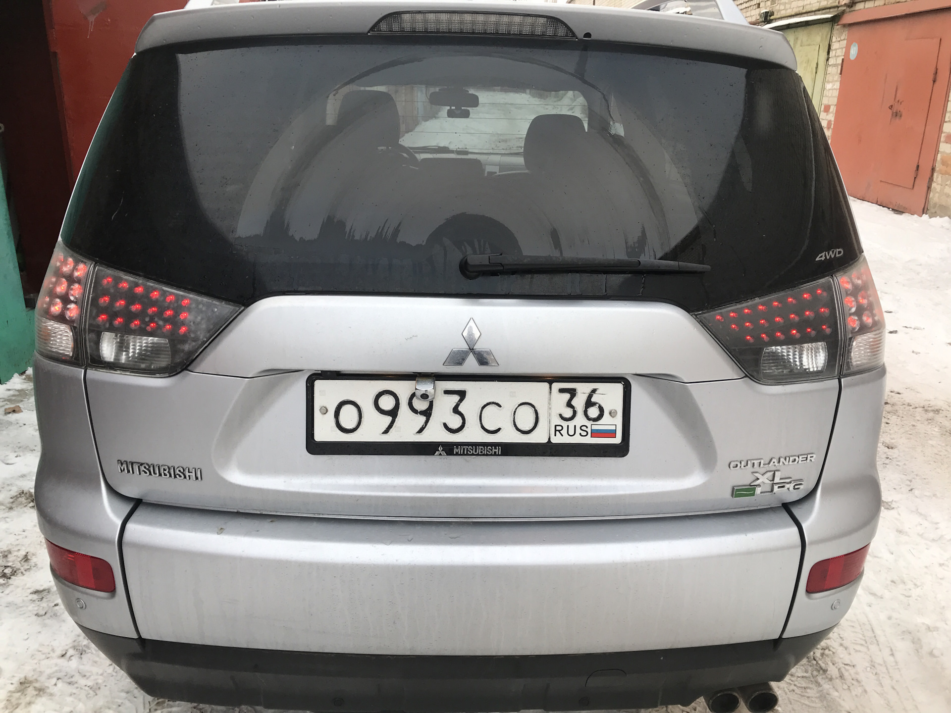 Номера аутлендер. Заднее стекло Mitsubishi Outlander XL. Mitsubishi Outlander XL наклейка.
