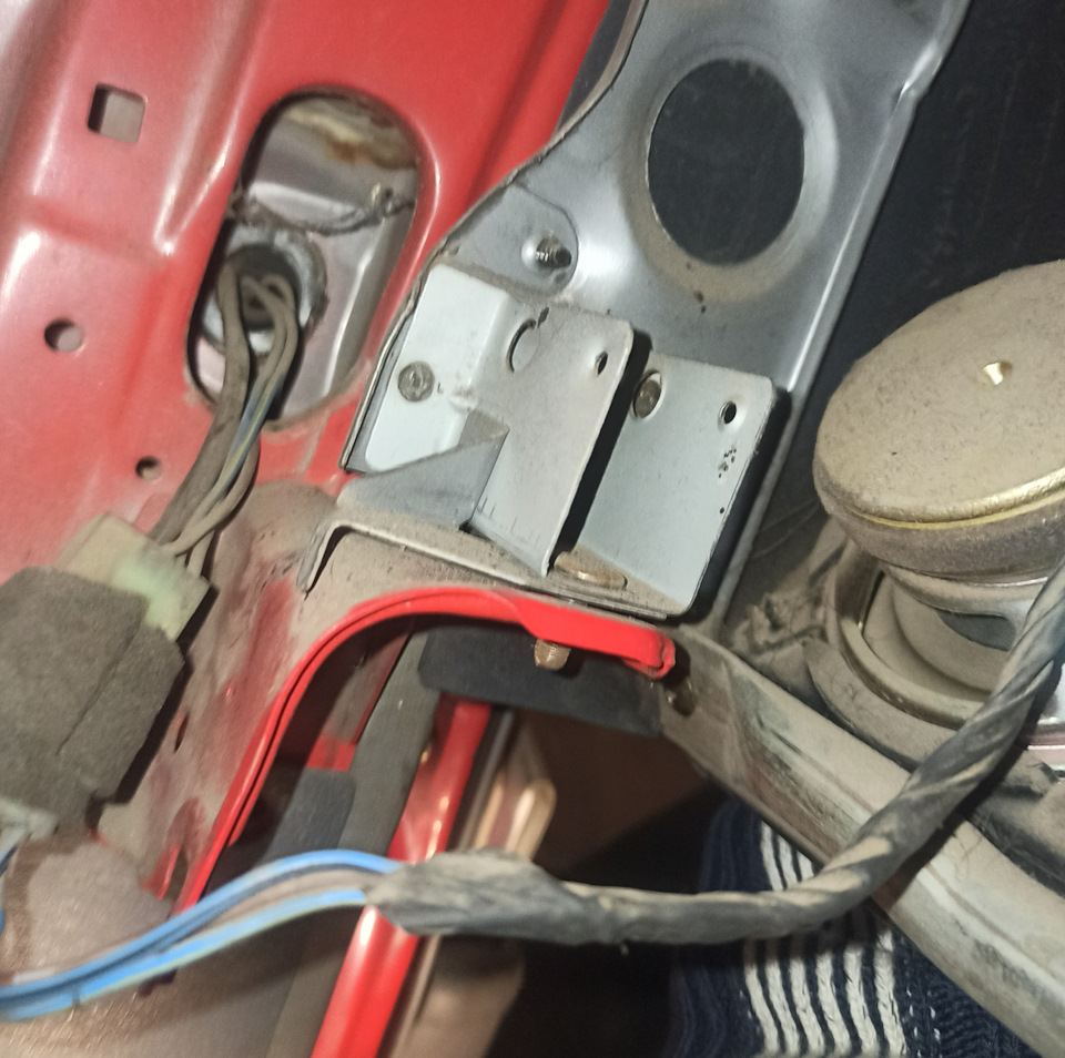 Отщелкнуть с обеих сторон торпедо. — KIA Pride (1G)