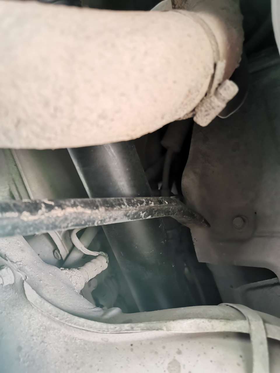 монтажку упираем в кардан и отжимаем на себя, там буквально 5мм надо — Mitsubishi Pajero (4G)