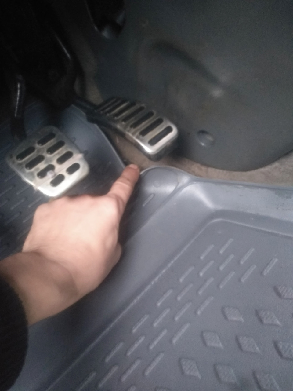 Грибок ограничитель под педалью газа не отформован на ковре — Volkswagen Multivan (T4)