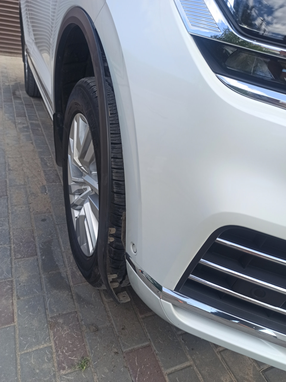 Отстегнул частично накладки арок — Volkswagen Touareg (3G)