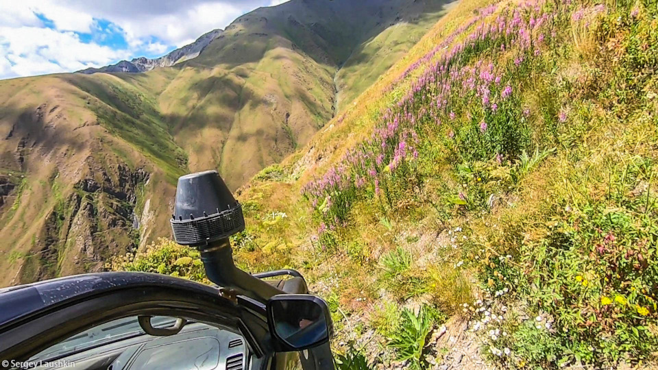 Осыпавшиеся и заросшие полки давно не расчищали. Интересно, читается ли тут величина бокового уклона? — Mitsubishi Pajero Sport (2G)