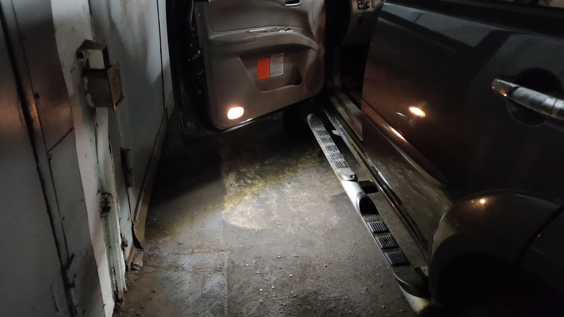 Дверь паджеро спорт. Подсветка под двери Паджеро спорт 2. Подсветка в двери Митсубиси Паджеро спорт 1. Pajero Sport 3 подсветка зоны ног. Дастер подсветка зоны высадки.