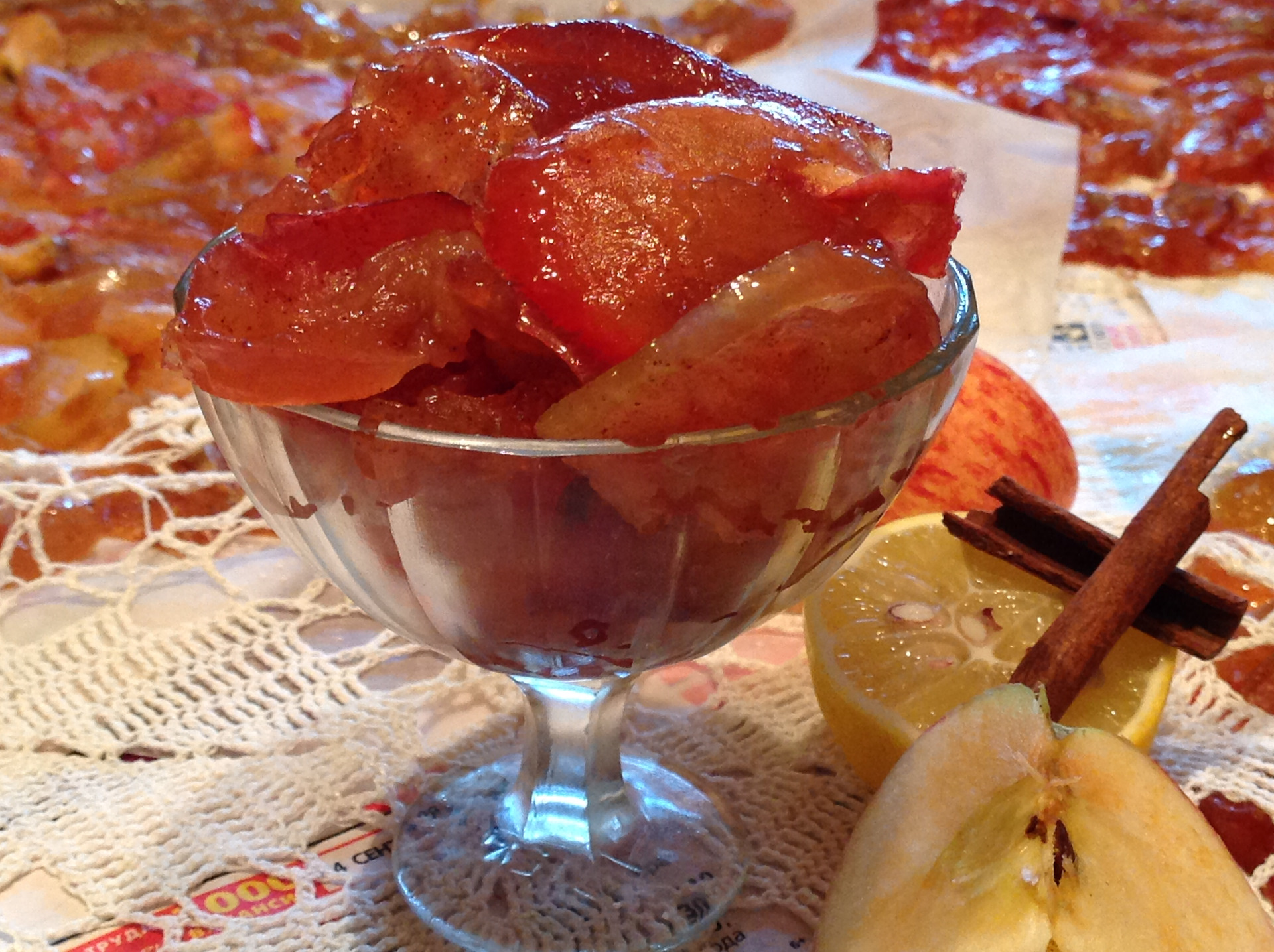 Яблочное варенье рецепт простой в домашних. Яблочное варенье "карамельные дольки". Варенье из яблок. Яблочное варенье дольками. Варенье из яблок дольками.