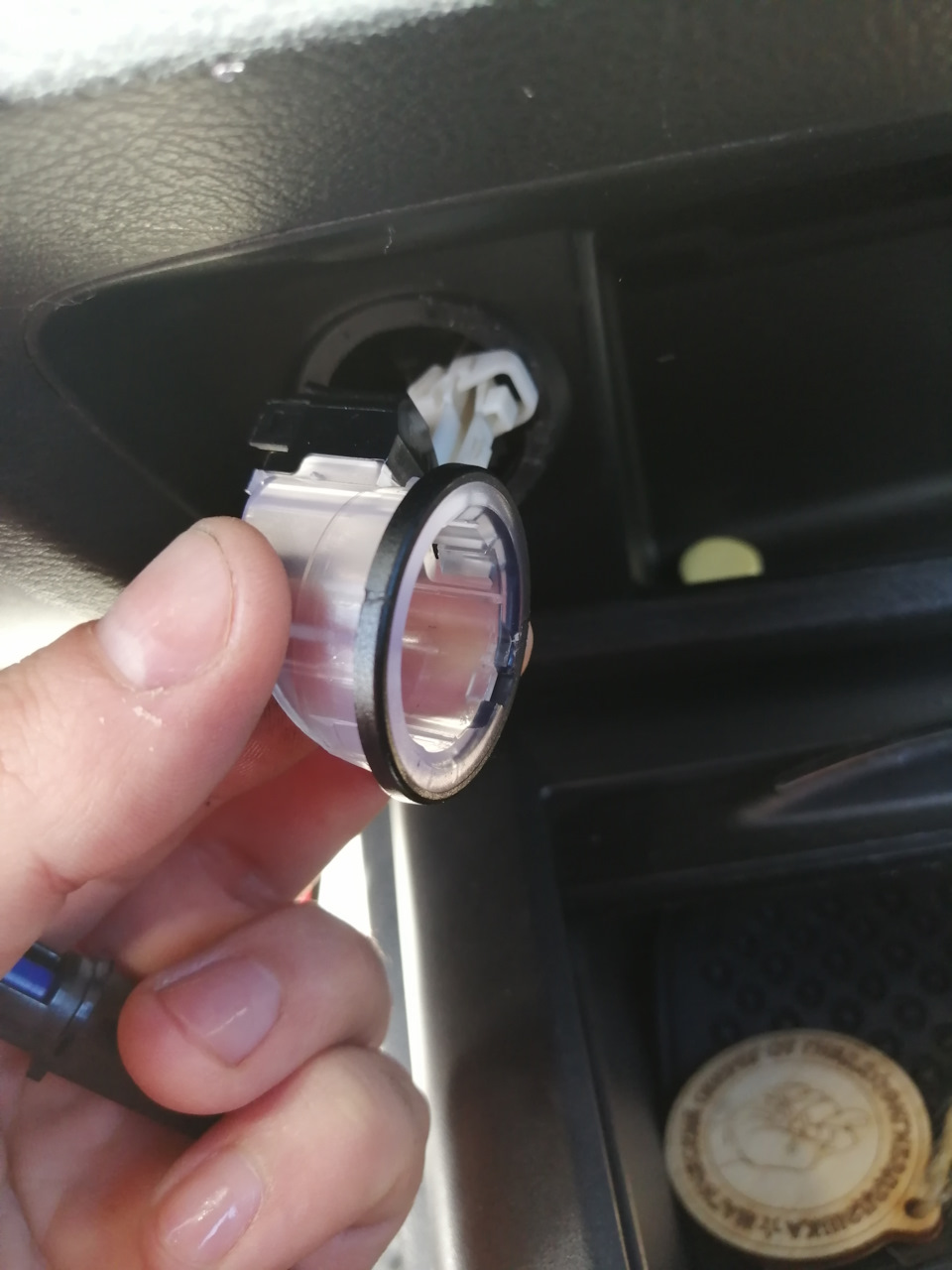 Замена лампочки в прикуривателе и акпп — Honda Civic 4D (8G), 1,8 л ...