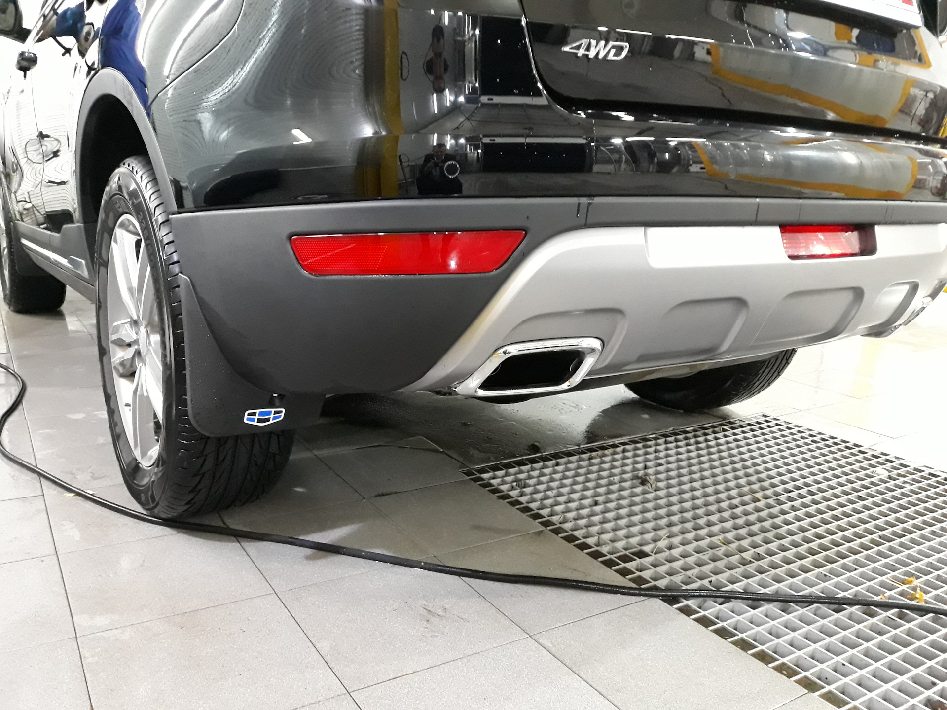 Ступеньки на geely atlas pro. Брызговики на джили белджи х50 артикул. Брызговики на лифан х70. Брызговики geely atlas 2024. Брызговики geely atlas pro.