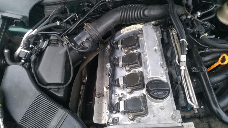 Вид сверху и как расположен провод на воздушном фильтре — Audi A4 (B5)