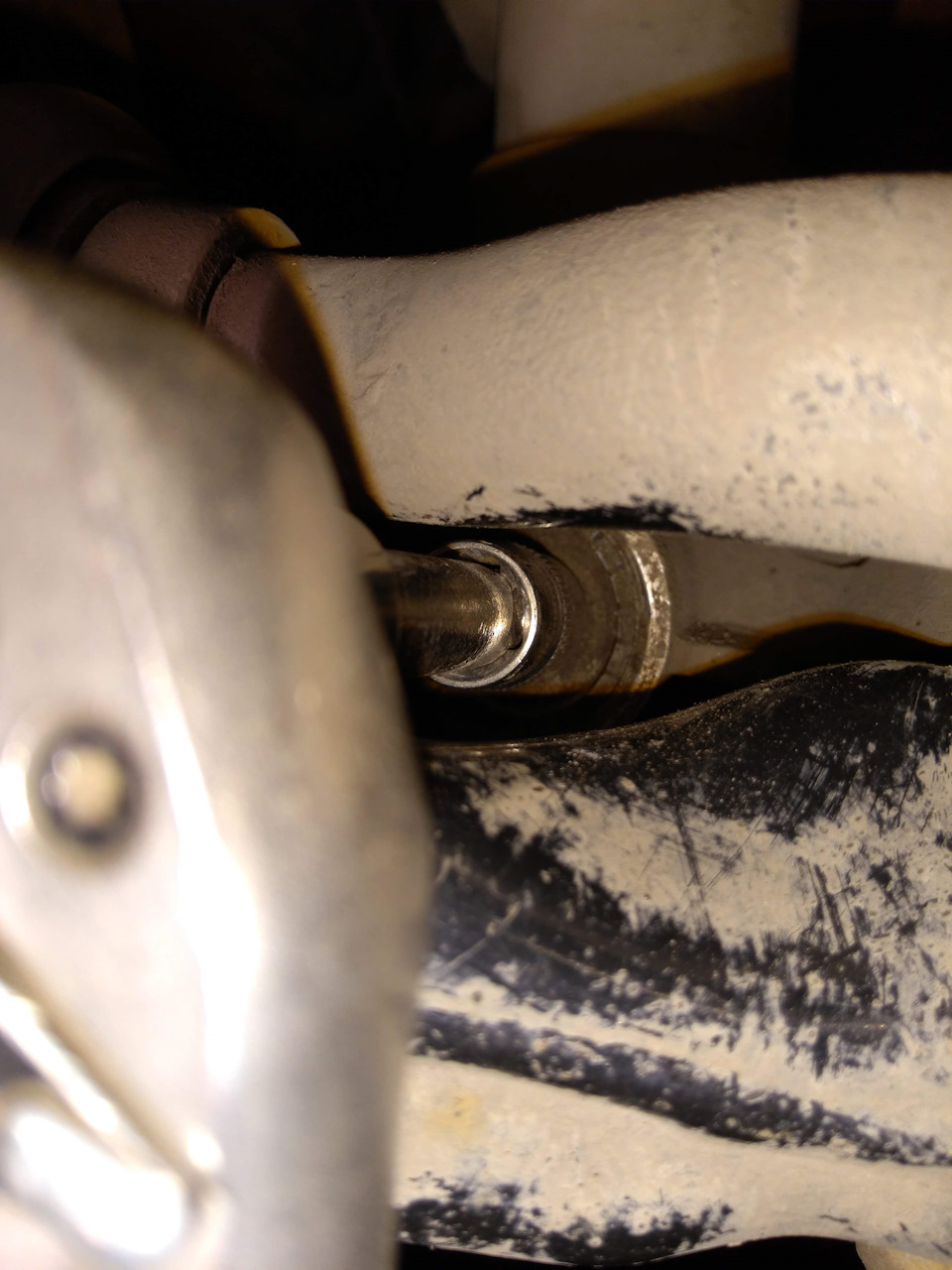 Доступ к гайке из ямы, в районе левой втулки стаба, головкой на 13 и удлинителем на 100 мм можно подлезть. Аккуратно — гайка алюминиевая. — KIA Ceed SW (1G)