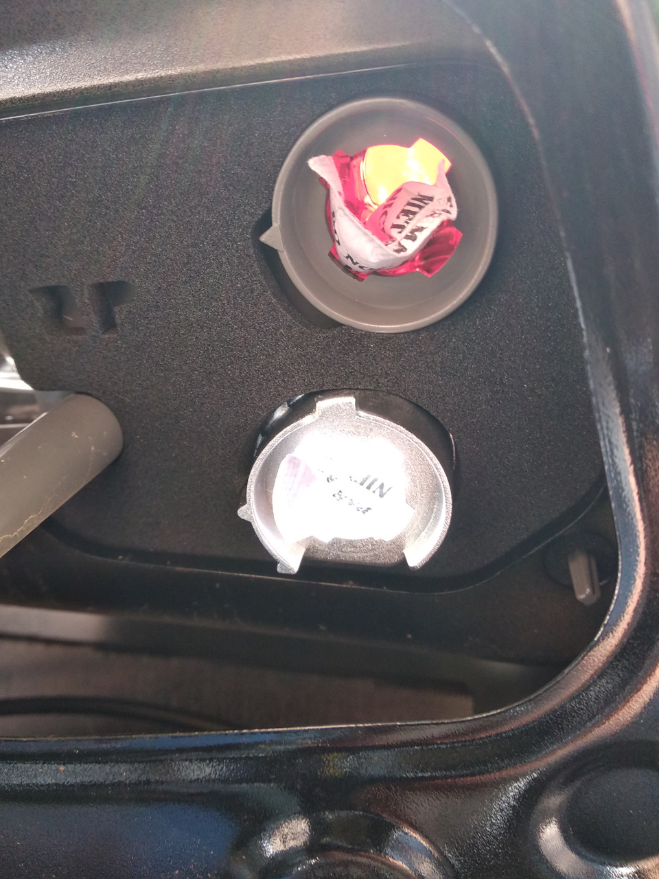 Снял обшивку крышки багажника, вынул две лампы и зафиксировал в отверстиях по пакетику силикагеля от обуви. Оставил открытую крышку часов на 6 под солнцем. — Toyota Corolla (160)