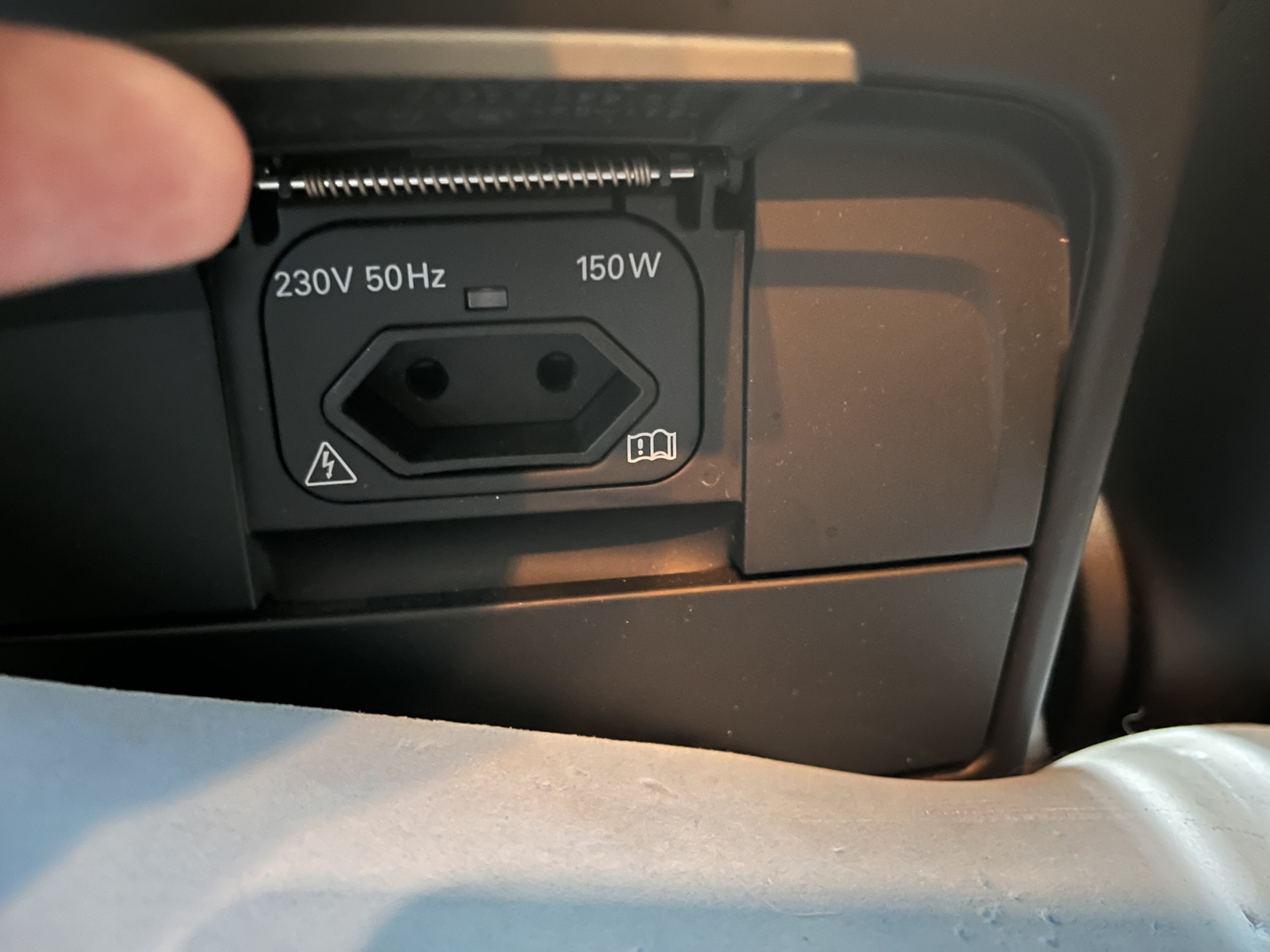 Пару удобств в дорогу: 220В и закрывание крышки багажника с пульта ...