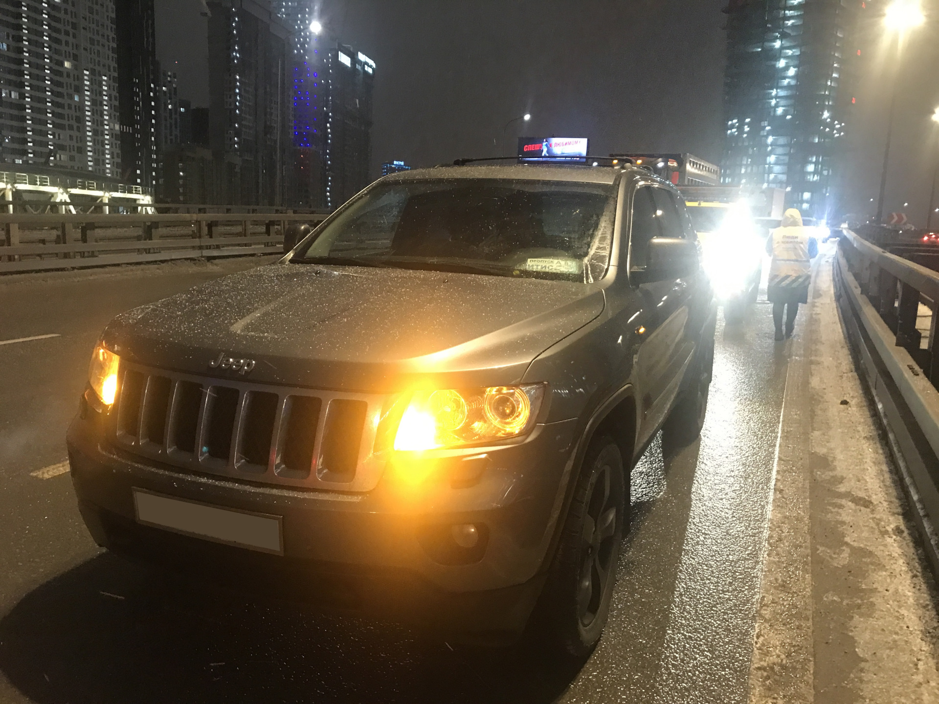 Jeep cherokee drive2. Фото в машине вечером. Пробка из машин. У меня джип в Москве.