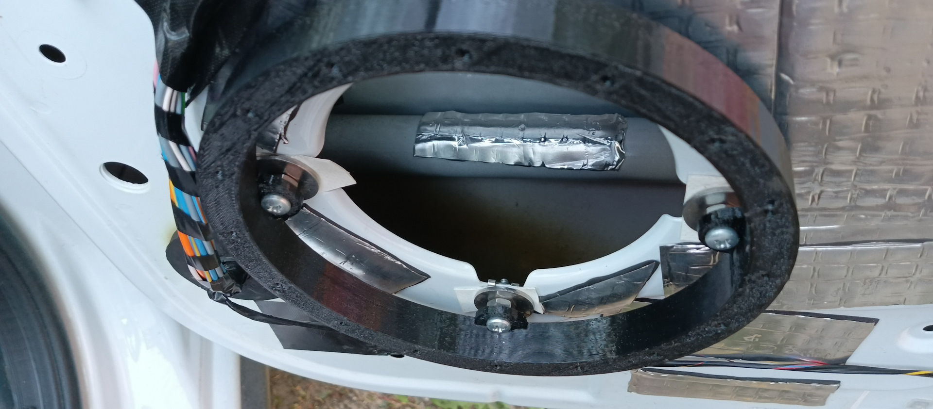 16 динамики в гранту без резки. Передние двери. — Lada Гранта Cross, 1 ...