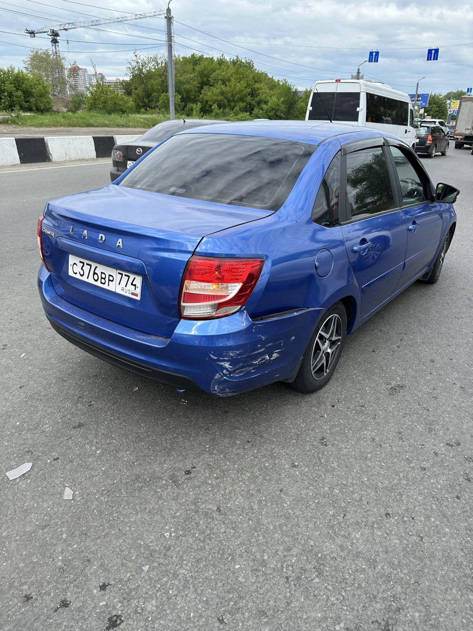 Никогда не знаешь, откуда прилетит :( — Lada Гранта (2G) FL, 1,6 л, 2018  года | ДТП | DRIVE2