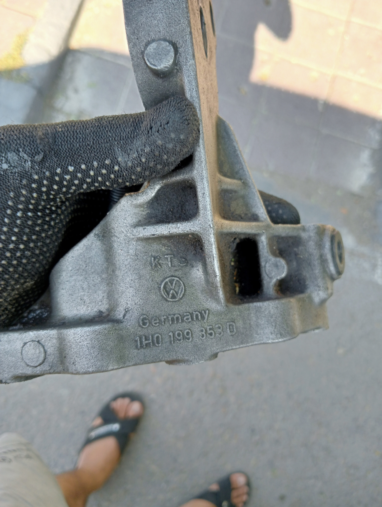 Замена кронштейна опоры МКПП — Volkswagen Vento, 1,8 л, 1994 года ...