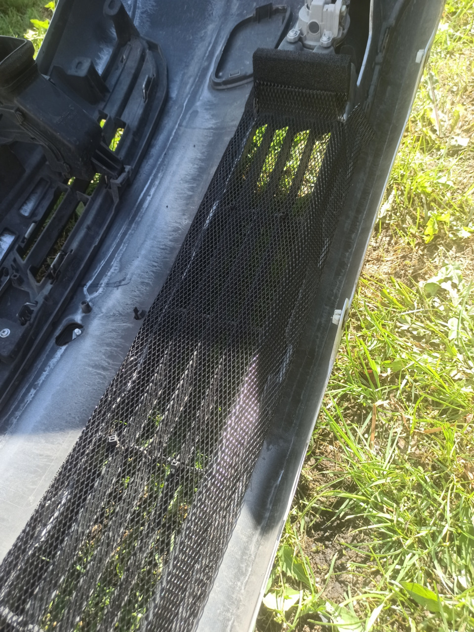 Сетка на радиаторную решетку — Toyota Prius (50), 1,8 л, 2019 года ...