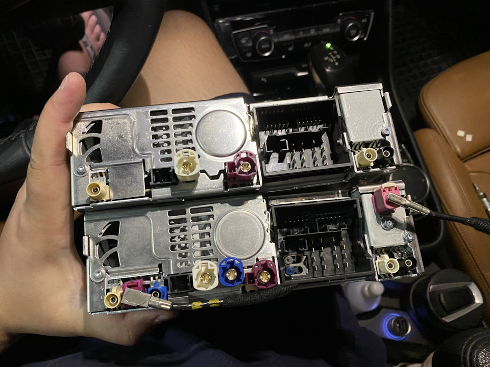 Для начала вам нужно ГУ с Wi-Fi(фиолетовый разъем снизу слева с куском антенны, кстати этой антенны мне хватает за глаза, никаких обрывов), сверху обычное, базовое ГУ — BMW 2 series Active Tourer (F45)