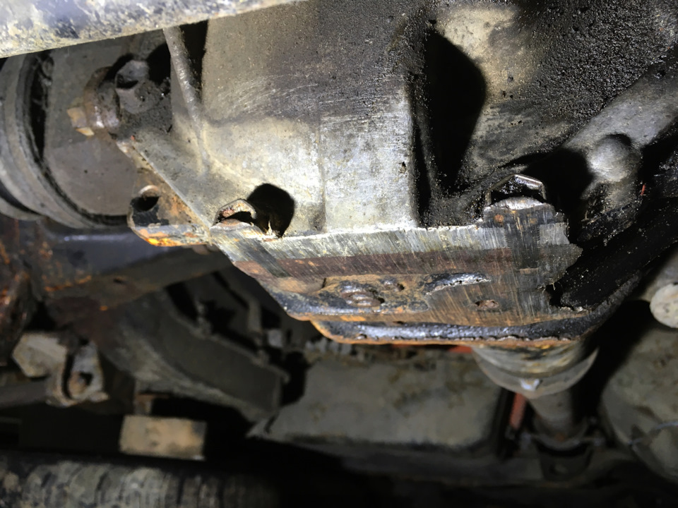 Редуктор стерт в плоскость, в первые пару тыс км после езды на брюхе я заметил лишь, что чуть сточились ребра охлаждения на редукторе, теперь их нет. — Toyota Crown Wagon (S120)