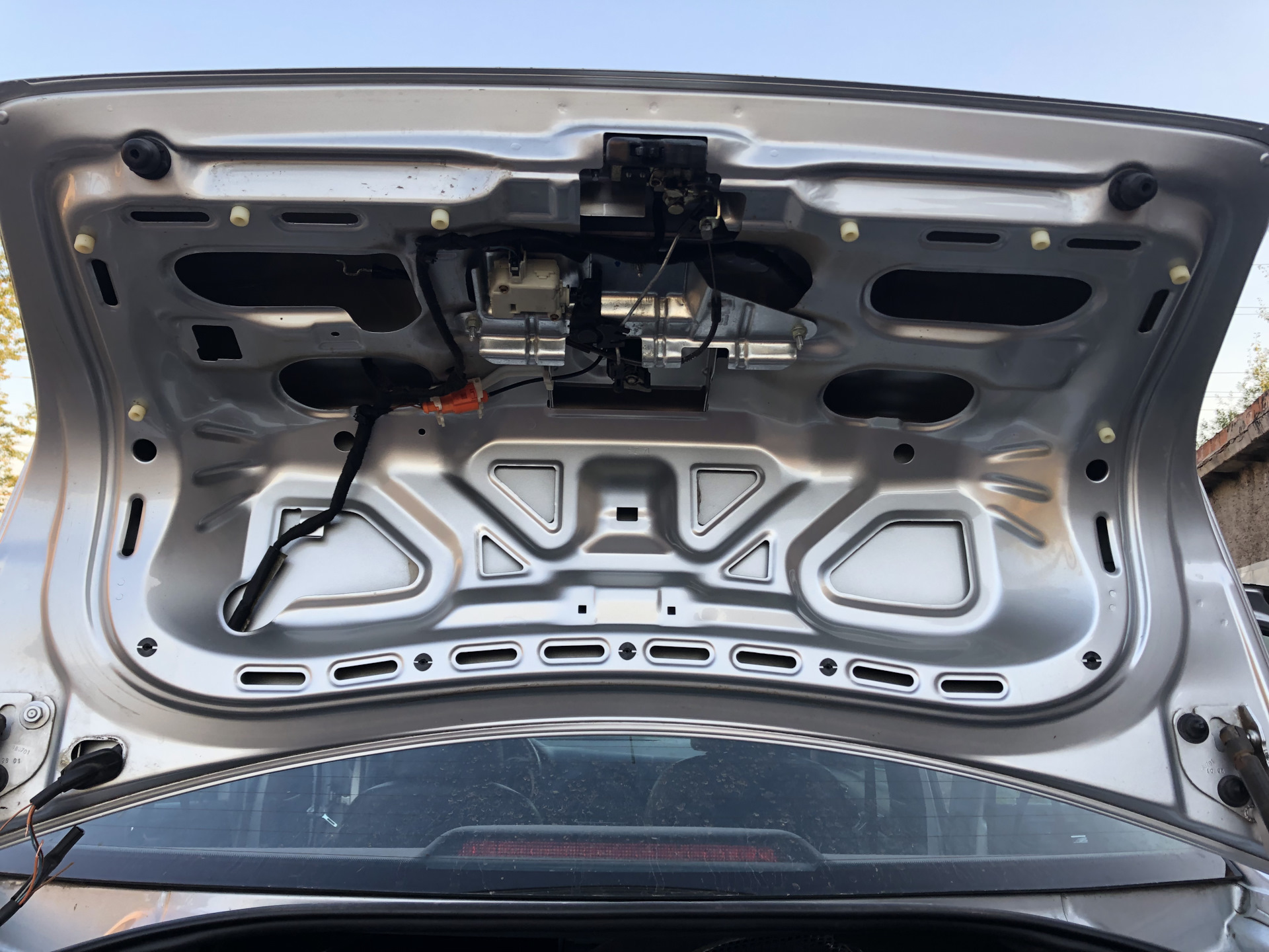 Не открывается крышка багажника с кнопки — Volkswagen Jetta IV, 1,8 л ...