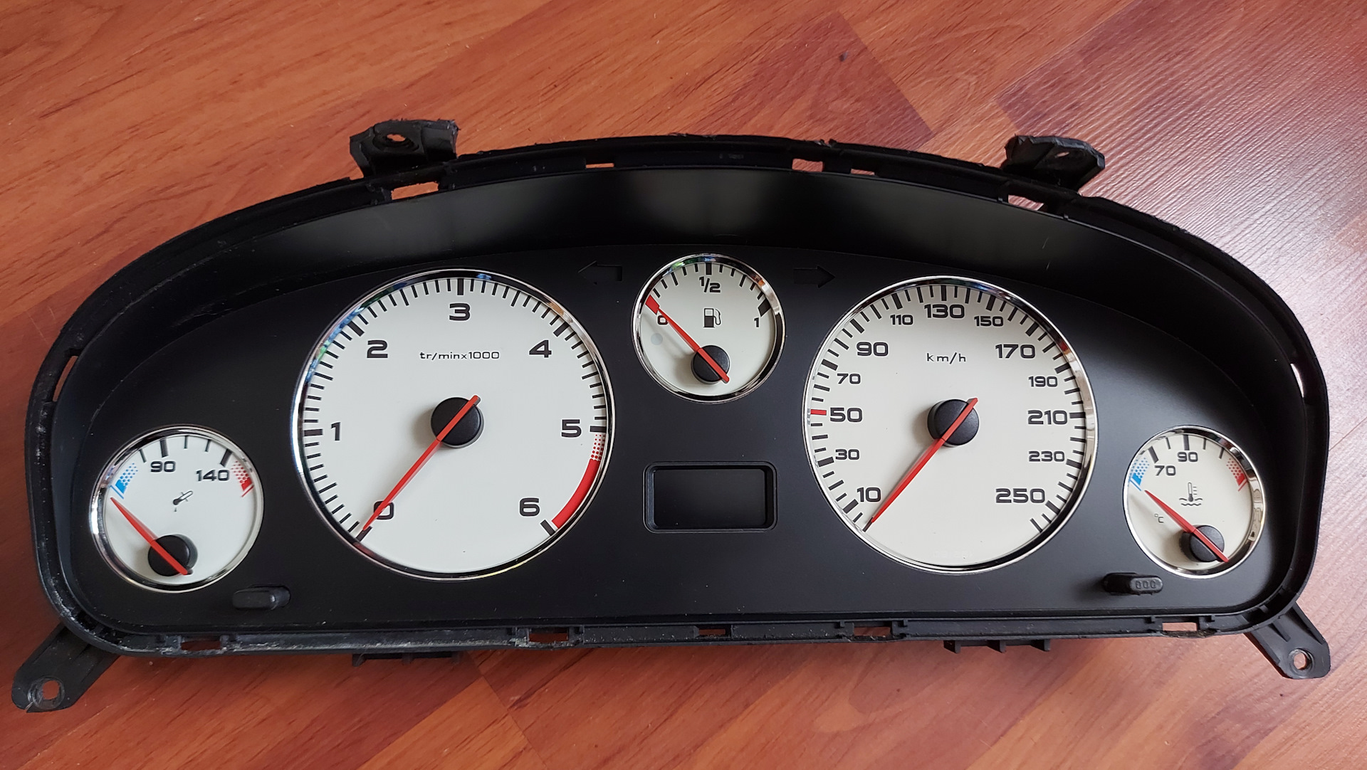 Приборная панель пежо 406. Комбинация приборов Пежо 406. Peugeot 406 панель приборов. Белая Пежо приборка.