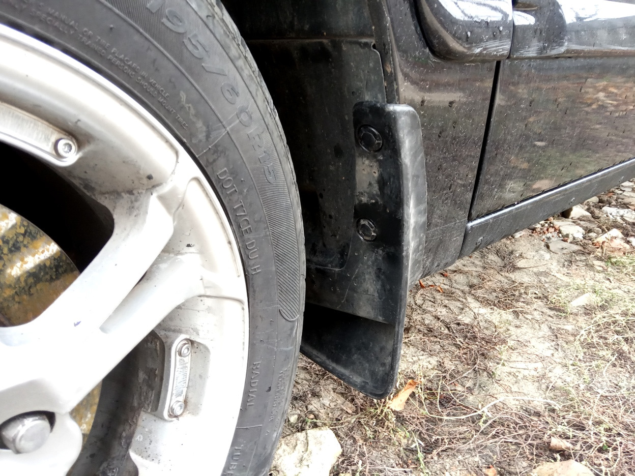 Как закрепить передние брызговики. Как закрепить передние брызговики. Брызговик ваз 2114 передний. Брызговики спортаж 4. Замена передних брызговиков шкода суперб.