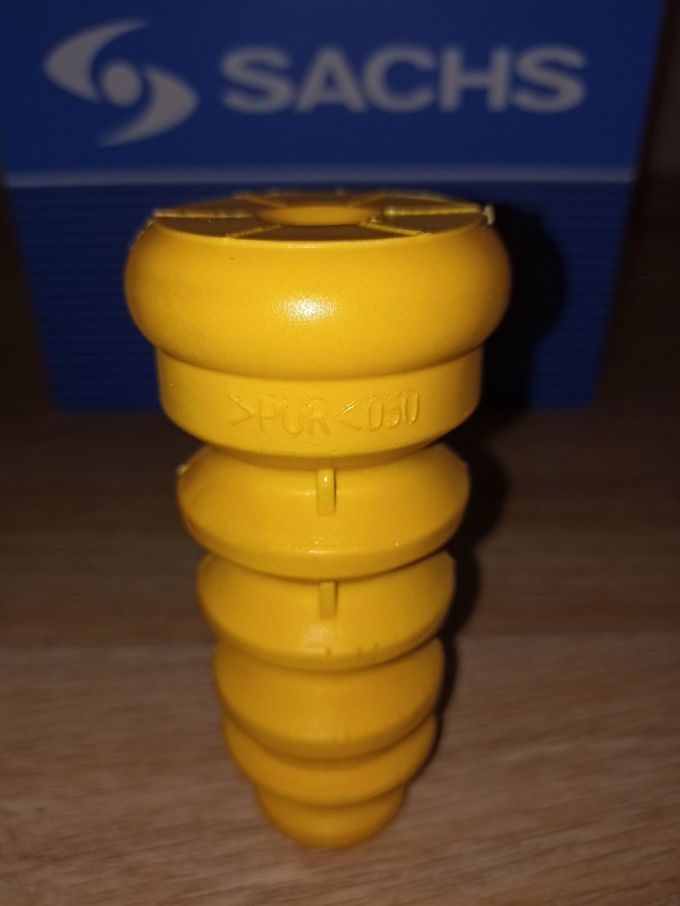 Пыльник и отбойник задних амортизаторов SACHS 900 064 — Ford Fiesta (Mk VI). Запчасти на фото: 900064