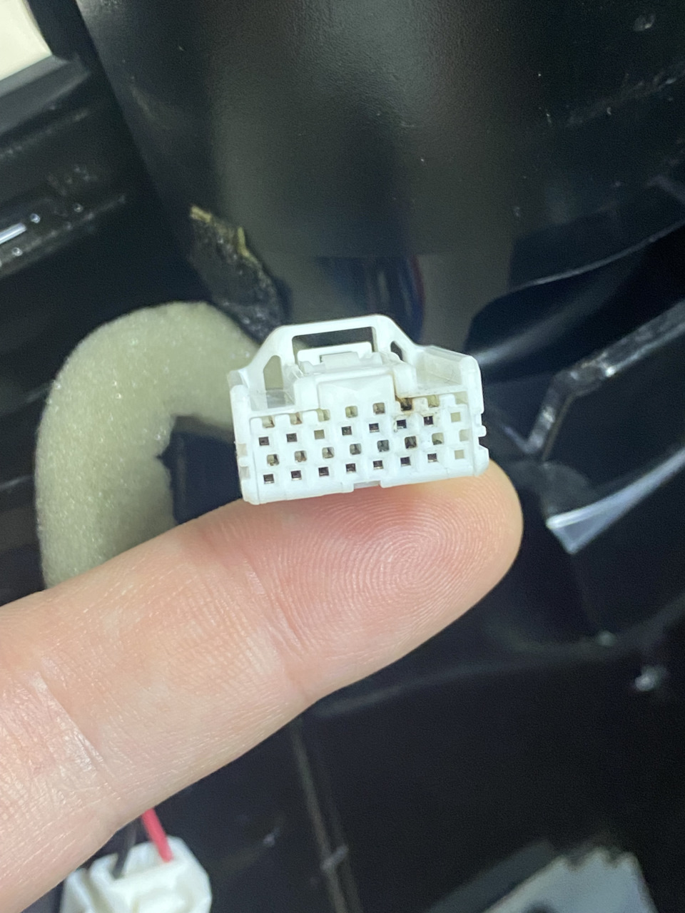 Водительское зеркало самопроизвольно опускается, так и до пожара ...