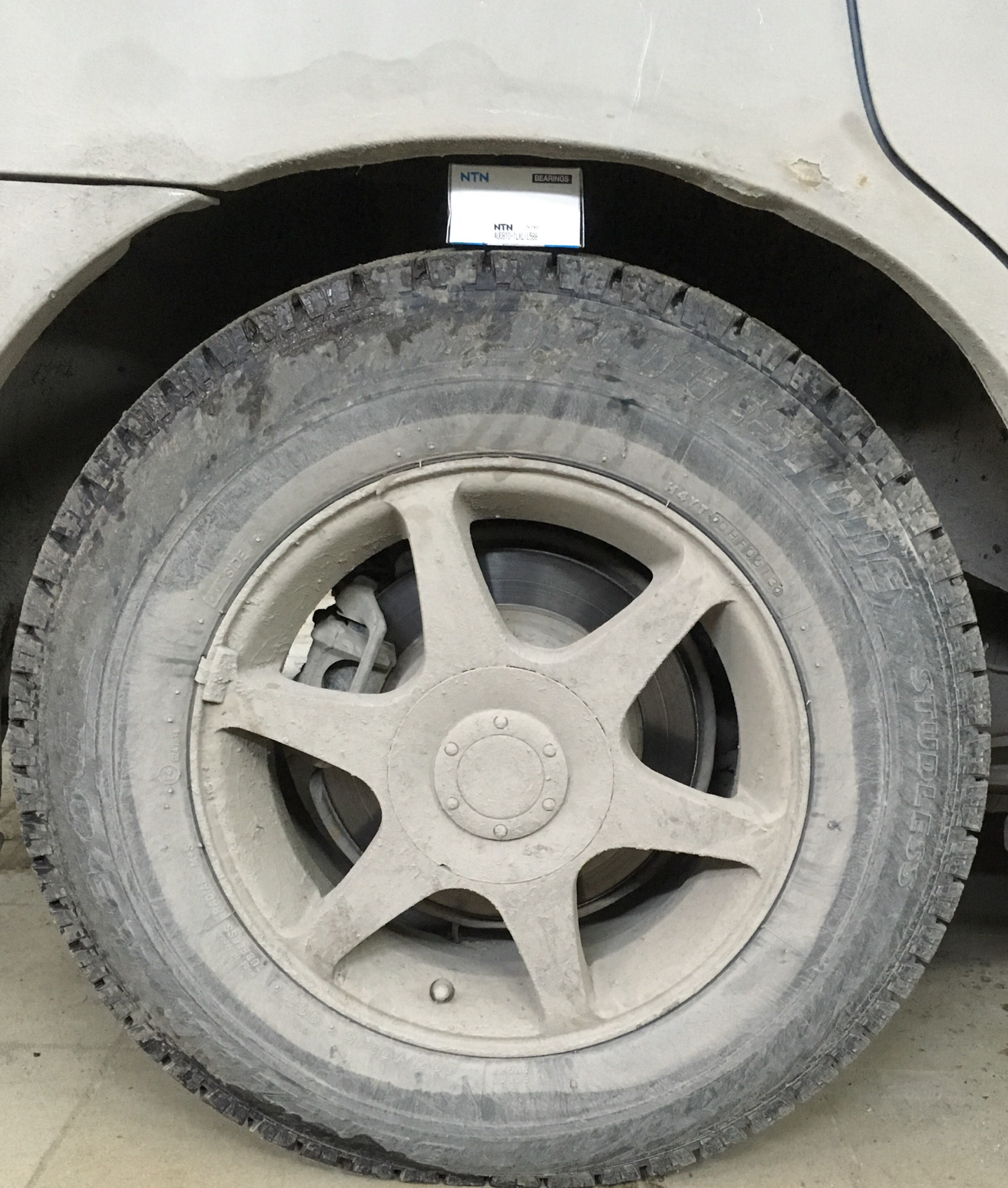 Заменил правый ступичный подшипник сзади поставил проставки и ...