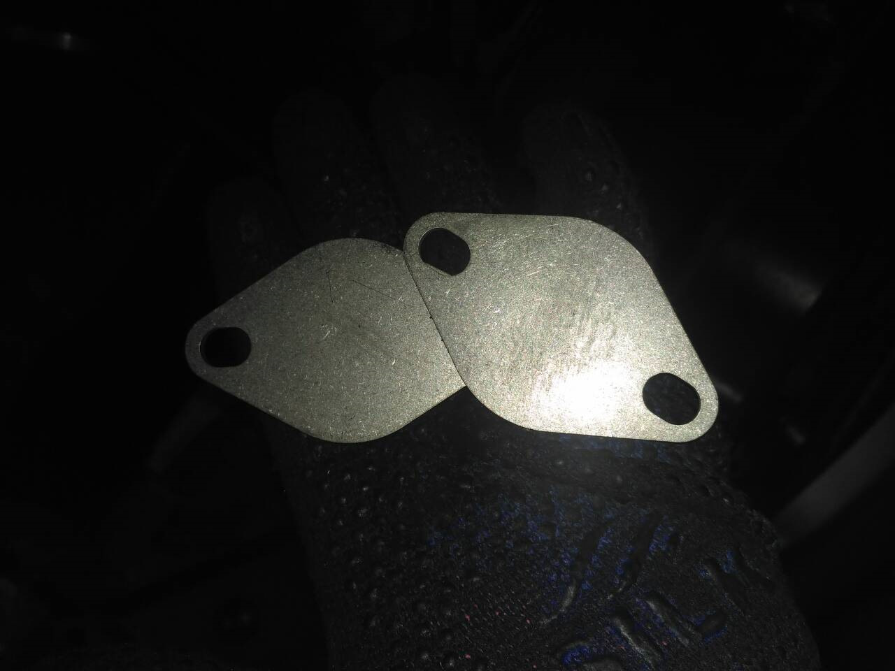 Заглушка клапана egr audi 1. Audi q7 заглушки егр bug. T5 заглушка egr 2. 5 дизель. Заглушка егр лансер 10\.