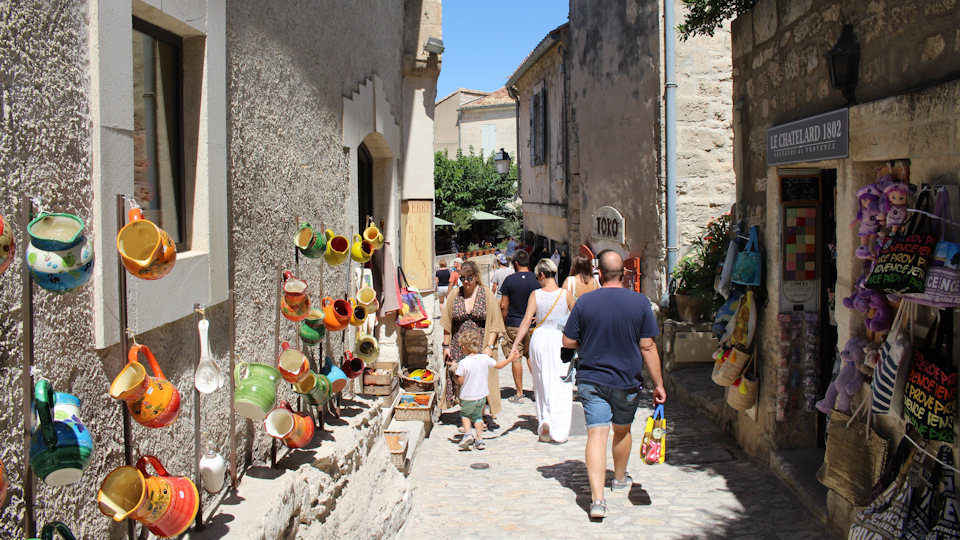 На улочках Ле-Бо-де-Прованс. Среднее количество туристов в год – полтора миллиона человек… — Audi A4 (B9)