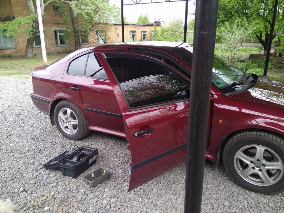 Запертая правая задняя дверь — Skoda Octavia A4 Mk1, 1,8 л, 1998 года ...